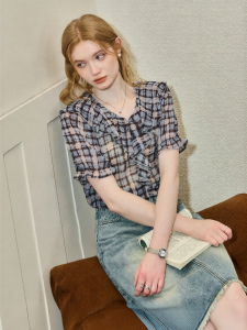 KUHNMARVIN | Áo Sơ Mi Plaid Tay Ngắn V-Cổ Có Dải Hoa