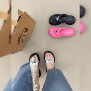 LKShoes สินค้าเข้าใหม่จัดส่งไว รองเท้าแตะหูหนีบแฟชั่นสำหรับสุภาพสตรี พื้นนิ่มสวมใส่สบาย มีให้เลือกจุดนวมเพื่อคุณภาพ 3 ตัวอักษร แฟชั่นที่สวยที่สว่าง!