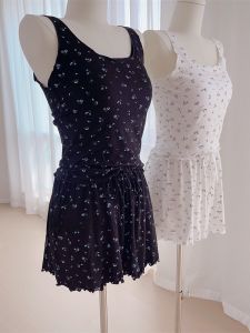 ชุดเสื้อกั๊กแขนกุดลายดอกไม้บางระบายสีสองตัวและกางเกงขาสั้นยางยืดสำหรับใส่ในบ้านสำหรับผู้หญิงในฤดูร้อน