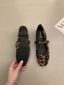 Retro Retro One-Word BUCKLE รองเท้าผู้หญิง 2024 สไตล์ใหม่ชุดราตรีลมภายในเพิ่มความสูงเสือดาวพิมพ์รองเท้าเดียว