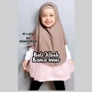 HIJAB ANAK PEREMPUAN BERGO DAISY NON PED + INNER JERSEY\\n\\nHijab Anak Perempuan Go Daisy Non-Ped adalah pilihan yang tepat bagi orang tua yang mencari hijab berkualitas tinggi untuk anak-anak mereka. Dengan desain yang elegan dan bahan yang nyaman, hijab ini dapat digunakan dalam berbagai acara dan situasi.\\n\\n Apa Itu Hijab Anak Perempuan Go Daisy Non-Ped?\\n\\nHijab Anak Perempuan Go Daisy Non-Ped adalah hijab yang dirancang khusus untuk anak perempuan yang menginginkan hijab yang nyaman dan elegan. Hijab ini terbuat dari bahan berkualitas tinggi yang ringan dan nyaman dipakai. Selain itu, hijab ini juga dilengkapi dengan inner jersey yang membuatnya lebih mudah dipakai dan tetap rapi sepanjang hari.\\n\\n Bagaimana Memilih Hijab Anak Perempuan Berkualitas?\\n\\nUntuk memilih hijab anak perempuan berkualitas, ada beberapa hal yang perlu dipertimbangkan:\\n\\n- Bahan: Pastikan hijab terbuat dari bahan berkualitas tinggi yang ringan dan nyaman dipakai.\\n- Desain: Pilih desain yang sesuai dengan selera anak dan sesuai dengan acara atau situasi yang akan dihadiri.\\n- Ukuran: Pastikan ukuran hijab sesuai dengan kepala anak agar tidak terlalu ketat atau longgar.\\n\\n Cara Menggunakan Hijab Anak Perempuan Non-Ped\\n\\nBerikut adalah langkah-langkah menggunakan hijab anak perempuan non-ped:\\n\\n1. Letakkan hijab di atas kepala anak, pastikan posisinya rata dan tidak miring.\\n2. Lipat bagian atas hijab ke bawah dan pegang di depan dahi anak.\\n3. Ambil ujung hijab dan tarik ke belakang kepala anak, lalu ikat menjadi simpul.\\n4. Atur bagian samping hijab agar rapi dan tidak mengganggu gerakan anak.\\n\\n Pilihan Hijab Anak Perempuan Untuk Berbagai Acara\\n\\nHijab Anak Perempuan Go Daisy Non-Ped dapat digunakan dalam berbagai acara dan situasi, baik formal maupun non-formal.\\n\\n Hijab Anak Perempuan Go Daisy Non-Ped Untuk Acara Formal\\n\\nUntuk acara formal seperti pesta atau acara resmi lainnya, pilih hijab dengan warna netral seperti hitam, putih, atau abu-abu. Hijab ini dapat dipadukan dengan gaun atau pakaian formal lainnya.\\n\\n Hijab Anak Perempuan Go Daisy Non-Ped Untuk Acara Non-Formal\\n\\nUntuk acara non-formal seperti sekolah atau bermain, pilih hijab dengan warna cerah dan motif yang menarik. Hijab ini dapat dipadukan dengan pakaian santai atau olahraga.\\n\\n Keuntungan Menggunakan Hijab Anak Perempuan Dengan Inner Jersey\\n\\nHijab anak perempuan dengan inner jersey memiliki beberapa keuntungan:\\n\\n- Lebih mudah dipakai dan tetap rapi sepanjang hari.\\n- Membuat hijab lebih nyaman dipakai karena tidak langsung menyentuh kulit kepala.\\n- Membantu menjaga suhu tubuh anak agar tetap dingin.\\n\\n Cara Merawat Hijab Anak Perempuan Dengan Inner Jersey\\n\\nBerikut adalah cara merawat hijab anak perempuan dengan inner jersey:\\n\\n- Cuci hijab secara manual atau menggunakan mesin cuci dengan mode lembut.\\n- Jangan gunakan deterjen yang keras atau berwarna.\\n- Jemur hijab di tempat teduh dan jangan langsung terkena sinar matahari.\\n\\n Rekomendasi Hijab Anak Perempuan Go Daisy Non-Ped & Inner Jersey\\n\\nUntuk mendapatkan hijab anak perempuan Go Daisy Non-Ped dengan inner jersey berkualitas, Anda dapat membeli di toko online atau toko offline terpercaya. Pastikan untuk memilih produk yang telah terbukti kualitasnya dan memiliki ulasan positif dari pelanggan sebelumnya.\\n\\nDengan memilih hijab anak perempuan Go Daisy Non-Ped & Inner Jersey, Anda dapat memberikan yang terbaik bagi anak-anak Anda. Hijab ini tidak hanya nyaman dan elegan, tetapi juga dapat digunakan dalam berbagai acara dan situasi.\n}