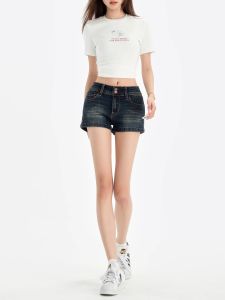 กางเกงขาสั้นผ้ายีนส์เอวสูงสไตล์อเมริกันสีน้ำเงินเข้มสำหรับผู้หญิง ฤดูร้อน 2025 กางเกงขาสั้นทรงเข้ารูปเอวยางยืด ทรงเข้ารูป ทรงเข้ารูป