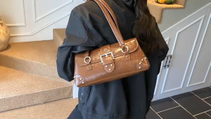 MOUSSON  กระเป๋ารักแร้สะพายไหล่ผู้หญิงลำลองหัวเข็มขัดโลหะแฟชั่นกระเป๋าถือบอสตัน