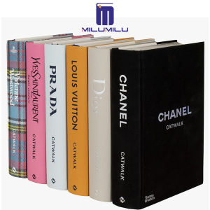 ปราด้าเคทวอล์ค (Vivienne Westwood/Versace/Yves Saint Laurent) อัลบั้มผลงานออกแบบแฟขั่นปกแข็งหนังสือภาษาอังกฤษดั้งเดิม