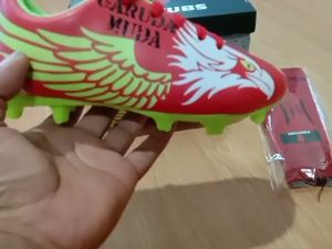 Sepatu Bola & Kaos Kaki Untuk Anak-Anak