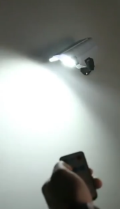 ไฟโซล่าเซลล์ ไฟติดผนัง 77LED ไฟled ไฟโซล่าเซล สไตล์กล้องวงจรปิด 3โหมด พร้อมรีโมทคอนโทลไร้สาย ไฟสว่างจ้า กันน้ำ ทนแดด 100(Delin store)