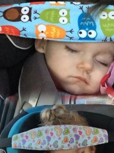 สายคล้องหัวเด็ก DOONA ฝาครอบเข็มขัดนิรภัยในรถยนต์ ช่วยให้นอนหลับ ผู้ปกป้องการงีบหลับขณะเดินทางเหมาะสําหรับเด็กอายุ 3-24 เดือน