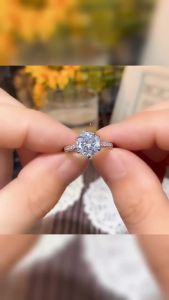 Huitan Classic 6 Claws Cubic Zirconia Rings for Women Brilliant CZ Stone Timeless Style Wedding Engagement Band Jewelry Hot Sale