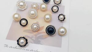 【Pharaoh🎀COD】Mantel Wol Pakaian Rajut Kancing Besar Mutiara Kancing Kemeja Bunga Resin Gaya Wangi Kecil