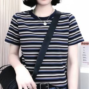 เสื้อยืดคอกลมแขนสั้นลายทางหลวมๆ สุดเก๋สำหรับผู้หญิงในช่วงฤดูร้อนปี 2025 เสื้อผ้าทำงานสไตล์เกาหลีที่สวมใส่สบายสำหรับทุกเพศทุกวัย