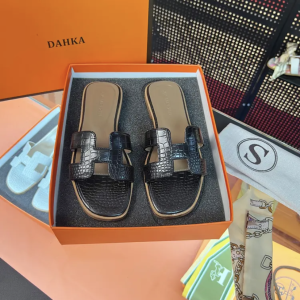 Full Cowhide Summer Sandals Womens Fashionable Outdoor Wear Ins Trendy Beach Slippers Sheepskin Slippers Comfortable Flats