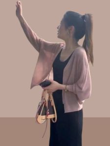 เสื้อคลุมแขนยาวผ้าไหมน้ำแข็งสไตล์เกาหลีสำหรับผู้หญิงในฤดูร้อน เสื้อคลุมกันแดดแบบบาง เสื้อคลุมผู้หญิง แขนยาว ปกโปโล ปกโปโล