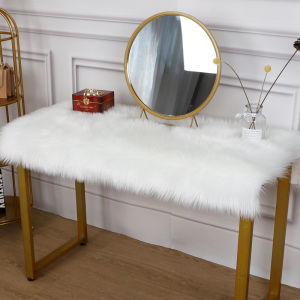 เสื่อโต๊ะแต่งหน้ายาวสไตล์มินิมอลที่ทันสมัยด้วยขนแกะปลอมสําหรับศิลปะเล็บผ้าคลุมโต๊ะเสื่อโต๊ะเก้าอี้