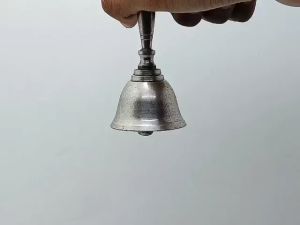 กระดิ่ง สายมู บูชาเทพ กระดิ่ง ทองเหลือง กระดิ่งด้ามจับ กระดิ่งพิธี หล่อ หนา เรียบ เสียงใส จากประเทศอินเดียปากกว้าง4นิ้ว HB-004-silver