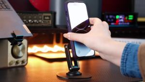 360 ° efon bimbit berdiri untuk meja pemegang iphone sel untuk meja meja dilipat meja meja efon berdiri untuk rakaman Video efon bimbit boleh laras berdiri untuk semua efon pintar iPhoneiPad suis (K39B-Black)