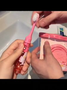 🌸SET BÀN CHẢI KÈM CỐC DU LỊCH GẤP GỌN HELLO KITTY MINISO