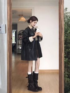 แจ็คเก็ตหนังสั้นผู้หญิง 2025 ใหม่ล่าสุด แจ็คเก็ตหนังสั้นสไตล์อเมริกัน ดีไซน์เปิดไหล่ เอวสูง สไตล์สตรีท แจ็คเก็ตหนังสไตล์อเมริกัน