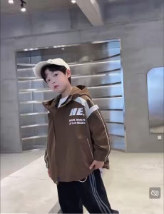 Áo khoác gió trẻ em 17-45kg mẫu HE cá tính giữ ấm hoàn hảo chất lượng cao may gia công tỉ mỉ.