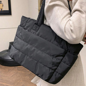 กระเป๋าโท้ทผู้หญิงสไตล์มินิมอลทันสมัย น้ำหนักเบา กระเป๋าถือแบบนุ่มลายควิลท์ สีพื้นเรียบง่าย ความจุเยอะ เหมาะสำหรับใช้ในชีวิตประจำวันและสะพายไปทำงาน