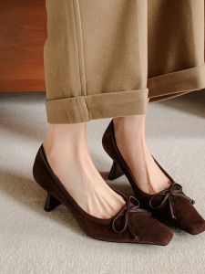 รองเท้าส้นสูงหนังแท้ทรงหัวเหลี่ยมสำหรับผู้หญิง ฤดูใบไม้ผลิและฤดูใบไม้ร่วง รองเท้าส้นสูงแบบหัวแมว รุ่นใหม่ปี 2024 รองเท้าส้นสูงแบบผูกโบว์สไตล์ฝรั่งเศส