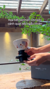 Phễu Hario Switch sứ Tachikichi họa tiết "Senmen Chirashi" size 02 kèm giấy lọc (limited edition)
