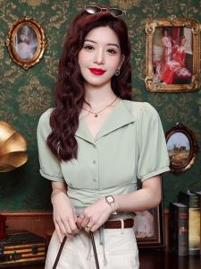 เสื้อเชิ้ตคอวีสั้นสีขาวสำหรับผู้หญิง แขนพอง แขนสั้น ดีไซน์เก๋ไก๋ ฤดูร้อน 2025 เสื้อยืดคอกลม แขนสั้น ทรงเข้ารูป สไตล์เกาหลี