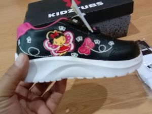 Sepatu Sekolah Anak Perempuan Laki Laki Cewek Cowok Warna Hitam Murah Tali Perekat Rekat Velcro Kecil Tanggung Umur 6-10 Tahun PAUD TK SD SMP SMA Kelas 1 2 3 4 5 6 7 8 9 0 -KIDZTUBS0122221311