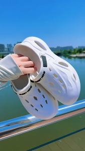 รองเท้าแตะผู้ชาย รองเท้าทรงรูสีดำสำหรับผู้ชาย ทรงกลวง ระบายอากาศได้ดี เหมาะสำหรับกิจกรรมกลางแจ้ง ชายหาด สวมใส่ในชีวิตประจำวัน