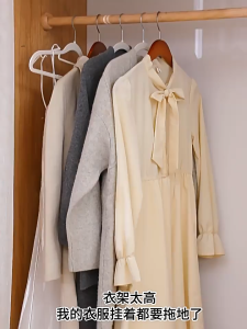 เเขวนเสื้อสูทไหล่กว้าง ไม้เเขวนพลาสติก ไม้แขวนเสื้อ ไม้แขวนเสื้อมินิมอล กันลื่น แขวนเสื้อกล้าม ตะขอแขวนหมุนได้