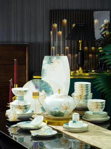 Luxurious Gold-Decorated Jingdezhen Bone China Bowl Set Moving Gift Rice Plate Dish Lotus Moonlight Leather Box Dinnerware