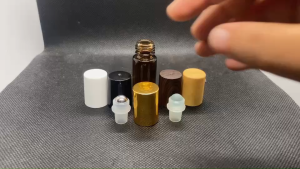 ขวด 5 มล. (50ใบ) แก้วสีชา หนา ลูกกลิ้งโลหะและลูกกลิ้งพลาสติก + ฝา