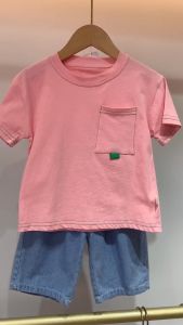 เสื้อยืดคอตตอนพ็อกเก็ตพื้นฐาน สั้นสีทึบ เด็ก กางเกงขาสั้นเดนิม ชูฮูม 24 ตัวอักษร