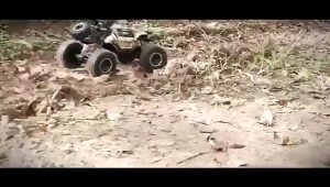 Remote Control 4WD Off-Road Vehicle with High-Elastic Shock Absorber - Perfect for Beginners and Outdoor Enthusiasts