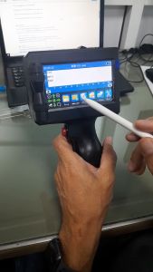 เครื่องพิมพ์มือถือ เครื่องพิมพ์วัสดุ พร้อมตลับหมึกสีดํา บาร์โค๊ด QR-Code พิมพ์ป้าย วันผลิต วันหมดอายุ หมายเลขเครื่อง