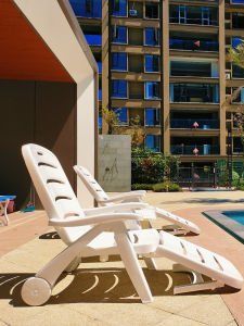 Outdoor Plastic Folding Lounger Hotel Beach Poolside Garden Daybed Comfortable Seating for Adults Luxury Stylish Design