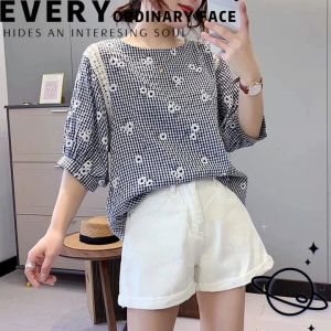 LKShoes พร้อมส่ง โกดังไทย เสื้อผ้าแฟชั่นผู้หญิง คอกลม แขนสั้น ทรงสวย สวมใส่สบาย ดีเทลลายสก็อตและดอกไม้ แขนเสื้อจั๊มปลาย และตัดขอบลูกไม้ สวยหวาน สาวๆห้ามพลาดดด