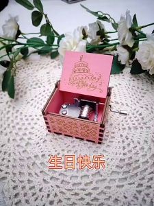 Utopia กล่องดนตรีสุขสันต์วันเกิดไม้ หลากหลายสไตล์ กล่องดนตรีมือหมุน ของขวัญวันเด็กสำหรับเด็กของขวัญวันเกิดสำหรับเพื่อนชายและหญิง ไม่จำเป็นต้องใช้แบตเตอรี่