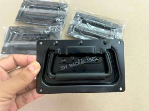 มือจับสปริงเล็ก 2 ตัว สีดำ (ราคาต่อแพ็ค) รหัส TS-04 ขนาด 8x13cm สำหรับการติดตู้แร็ค ลำโพง และอื่นๆ วัสดุเหล็ก แข็งแรงได้มาตรฐาน