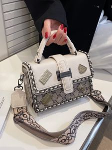 กระเป๋าสะพายข้างทรงสี่เหลี่ยมเล็กสีบล็อก 2023 กระเป๋าสะพายไหล่ข้างเดียวสำหรับผู้หญิง กระเป๋าสะพายข้างแบบโซ่แฟชั่น กระเป๋าสะพายข้างแบบสะพายข้าง