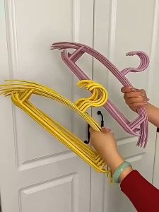 เสื้อ ไม้แขวนเสื้อ ไม้แขวนเสื้อพลาสติก ไม้แขวน ที่แขวน (แพ็ค10ชิ้น) รุ่นกันลื่น พร้อมตะขอ พลาสติกคุณภาพสูง สวย ทน ไม่แตกหักง่าย