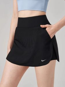 กระโปรงสั้นกีฬาเอวสูง NK Outlet สำหรับผู้หญิง ฤดูร้อน ใหม่ กางเกงโยคะแห้งเร็ว กระเป๋า ป้องกันแสง กระโปรงสั้นกีฬา