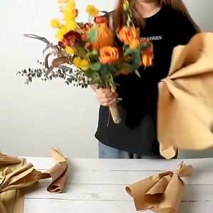 กระดาษขนาด 50 x 70 แผ่น ให้กับห่อช่อดอกไม้หรือห่อของขวัญ - ราคา 1 แผ่น