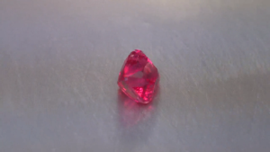 1.51 กะรัต สีชมพูเข้ม ! อัญมณีทรงหมอน MAHENGE SPINEL สำหรับทำเครื่องประดับ