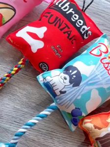 Đồ chơi gói snack bông phát tiếng kêu đính thừng và bóng răng cưa cho chó - Đen Ta pet shop