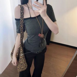 เสื้อยืดแขนสั้นลายทางไหล่ข้างเดียวทรงสลิมฟิตสำหรับผู้หญิง ฤดูร้อน 2025 เสื้อผ้าทำงานสไตล์ยูนิฟอร์มสุดเก๋