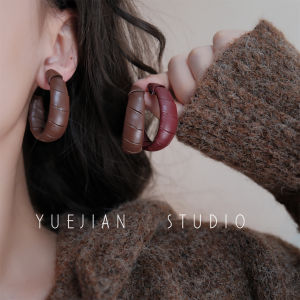 Red Leather Circle Earrings London Street Style Vintage Encore Mosquito Coil Tray Clip-On Geometric Pattern for Women Fashion Jewelry