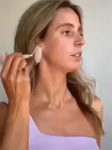 ลูกกลิ้งหยกควอตซ์ธรรมชาติ สําหรับนวดหน้า ยกกระชับใบหน้า กระชับสัดส่วน คอ ร่างกาย💥ราคาถูก🤞พร้อมส่งจากไทย