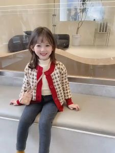 เสื้อกันหนาวเด็กผู้หญิง เสื้อกันหนาวโสด พิมพ์ลายดาวเล็กๆสุดเก๋ เสื้อสเวตเตอร์ถักกระดุมแถวเดียวแขนยาวสำหรับเด็กผู้หญิง 231121