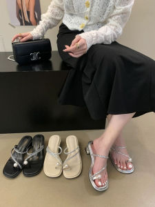 รองเท้าแตะส้นหนาสำหรับผู้หญิงในช่วงฤดูร้อนปี 2025 รองเท้าแตะส้นเตี้ยประดับคริสตัลแบบสวมหัวสำหรับใส่ไปทำงานในชีวิตประจำวัน