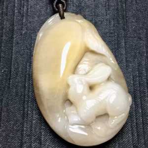 Pure natural yellow rabbit fur crystal white rabbit fur crystal pendant. The carving is extremely lifelike and the design is very realistic. Its super beautiful 🍃